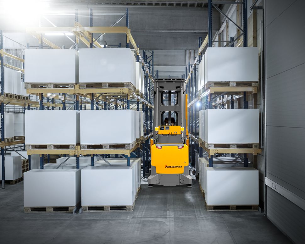 Mobile Robots - Automatisiertes Schmalganglager - Hero Picture