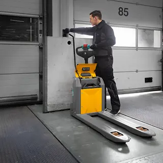 Niederhubwagen_Operation_--_ AME18-Laden_MAM-66880.webp