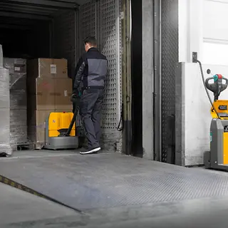 Niederhubwagen_Operation_--_ AME15-Rampe_MAM-66881.webp