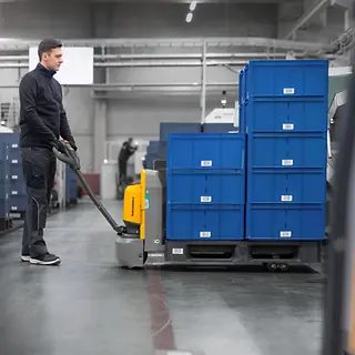 Niederhubwagen_Operation_--_ AME15-Einlagern_MAM-66887.webp